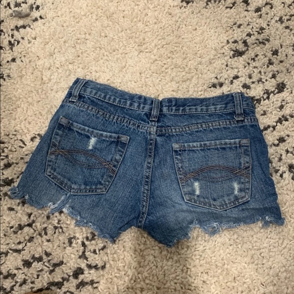 Jean shorts Size 2 distressed with studs - Picture 4 of 5